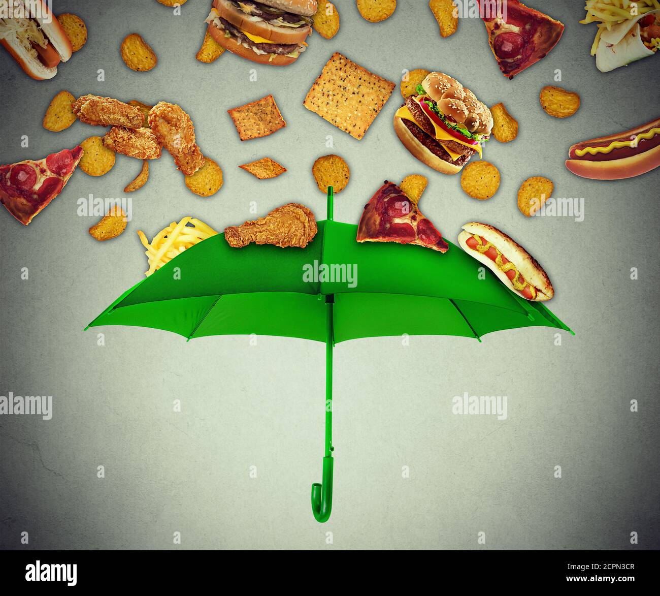 Schlechte Ernährung Schutz Lebensmittelkonzept mit Gruppe von fettigen Fettsäuren Fast Food fällt wie Regen und grüner Regenschirm hält an Ungesunde Lebensmittel als Metapher für Stockfoto