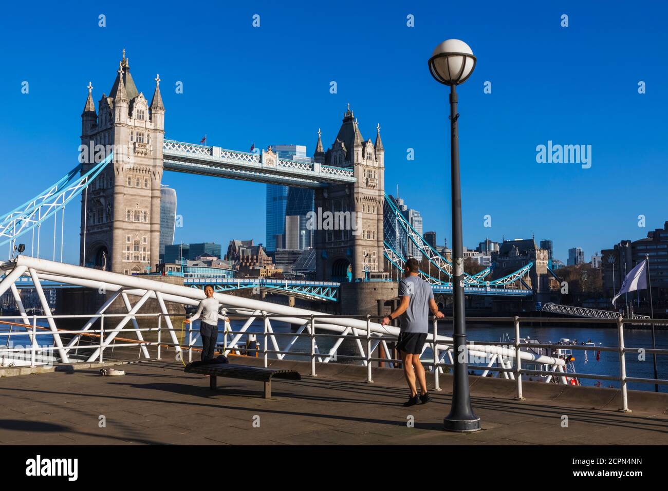 England, London, Southwark, Paar mit Tower Bridge und City of London Skyline Stockfoto