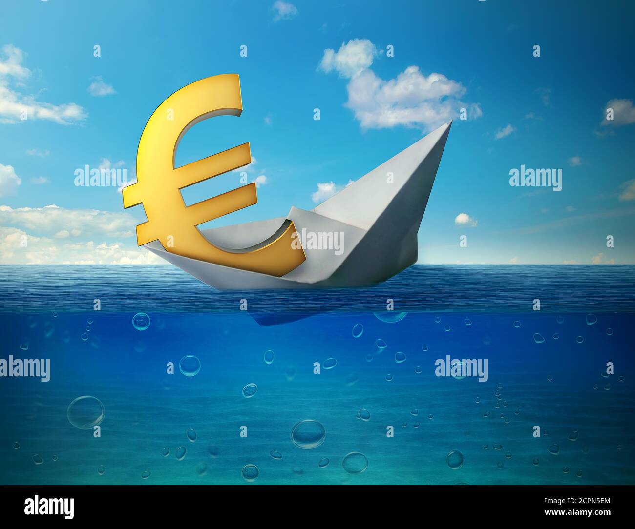 Sinkende Euro-Währungssymbol mit Papierboot schwimmt im Ozean. Schlechte Finanzen Euro-Zone Katastrophe Zusammenbruch Konzept Metapher Stockfoto