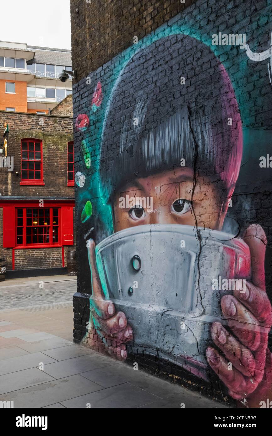 England, London, Southwark, Clink Street, Street View Wandkunst des asiatischen Kindes und Noodle Bowl Stockfoto
