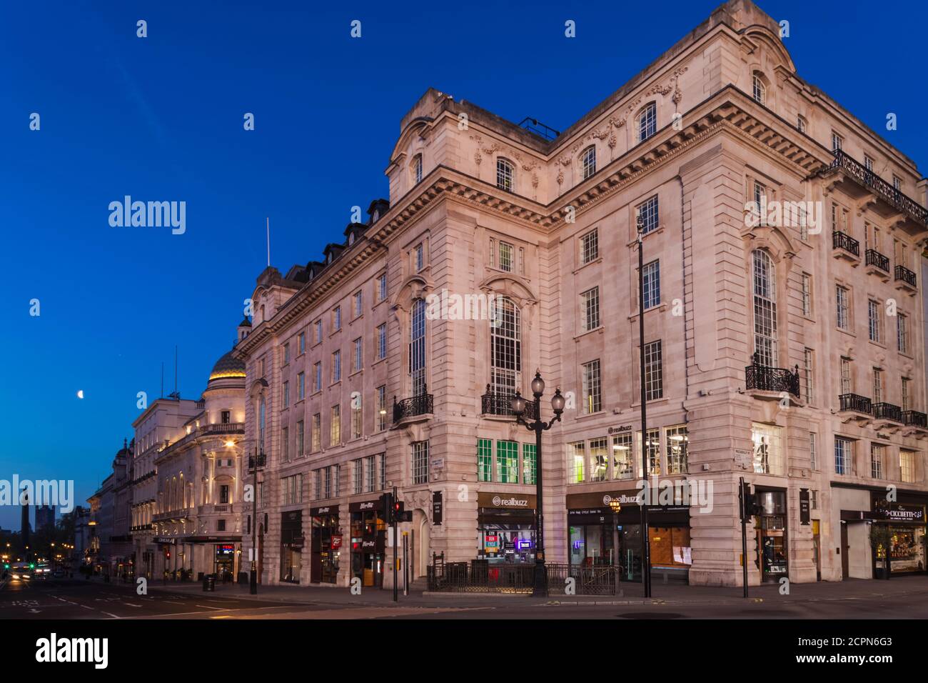 England, London, Ecke Regent Street und Piccadilly bei Nacht Stockfoto