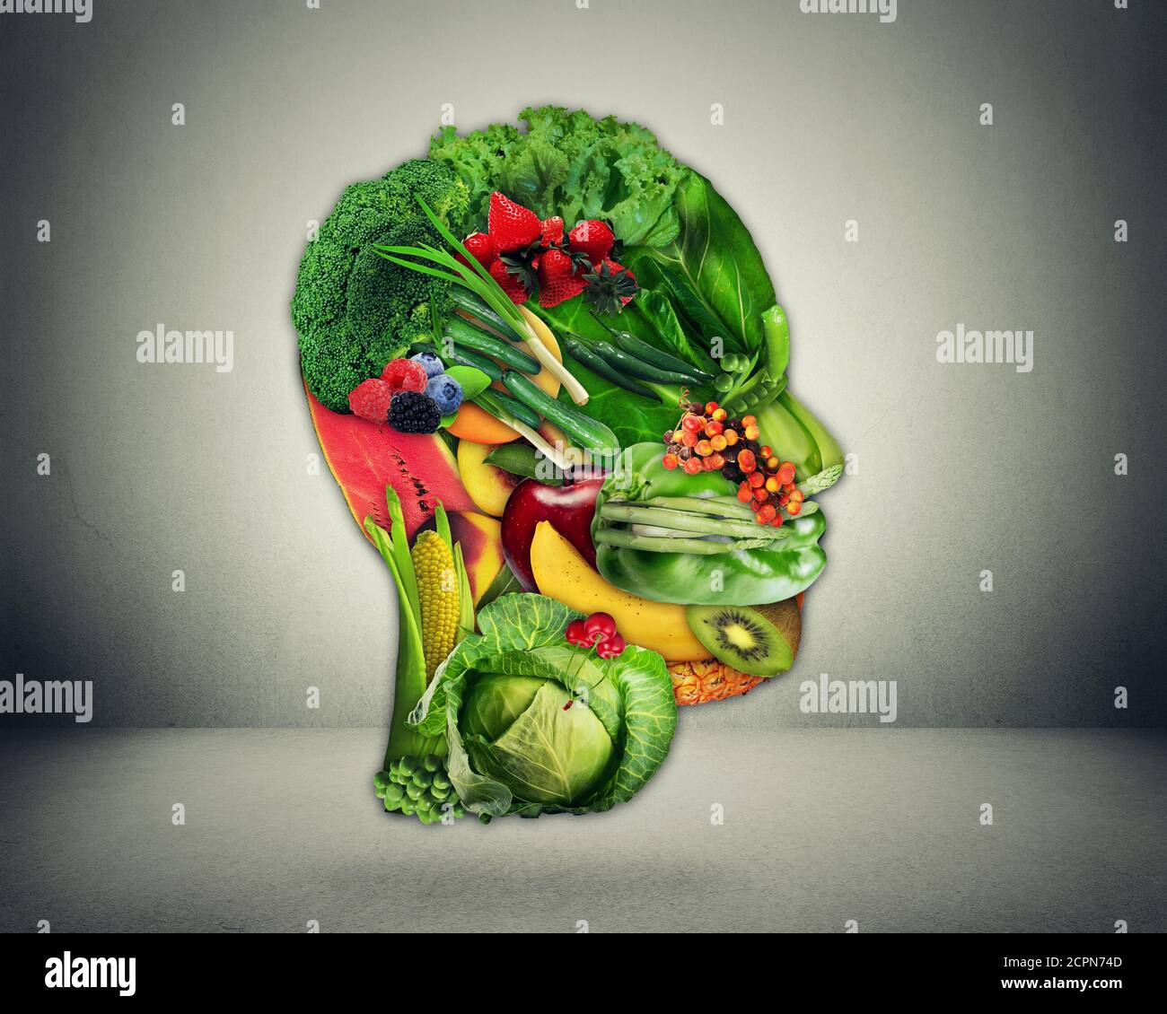 Gesundes Lifestyle-Wahlkonzept. Frisches grünes Gemüse und Obst, geformt als menschliches Kopfgesicht als Symbol für gute Ernährung. Stockfoto