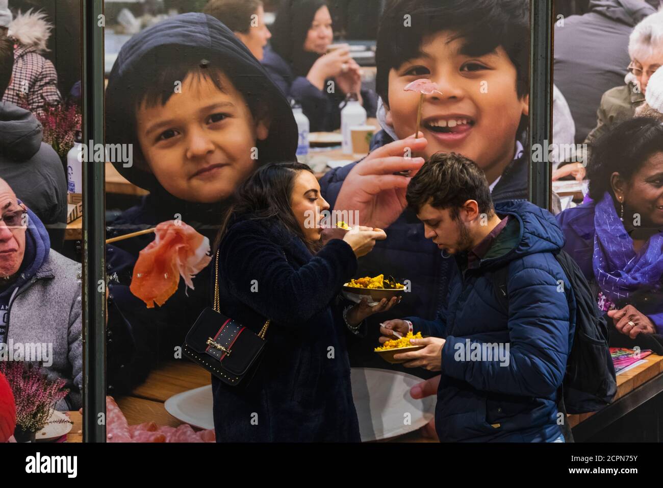 England, London, Southwark, Borough Market, Junges Paar Beim Takeaway Paella Essen Stockfoto