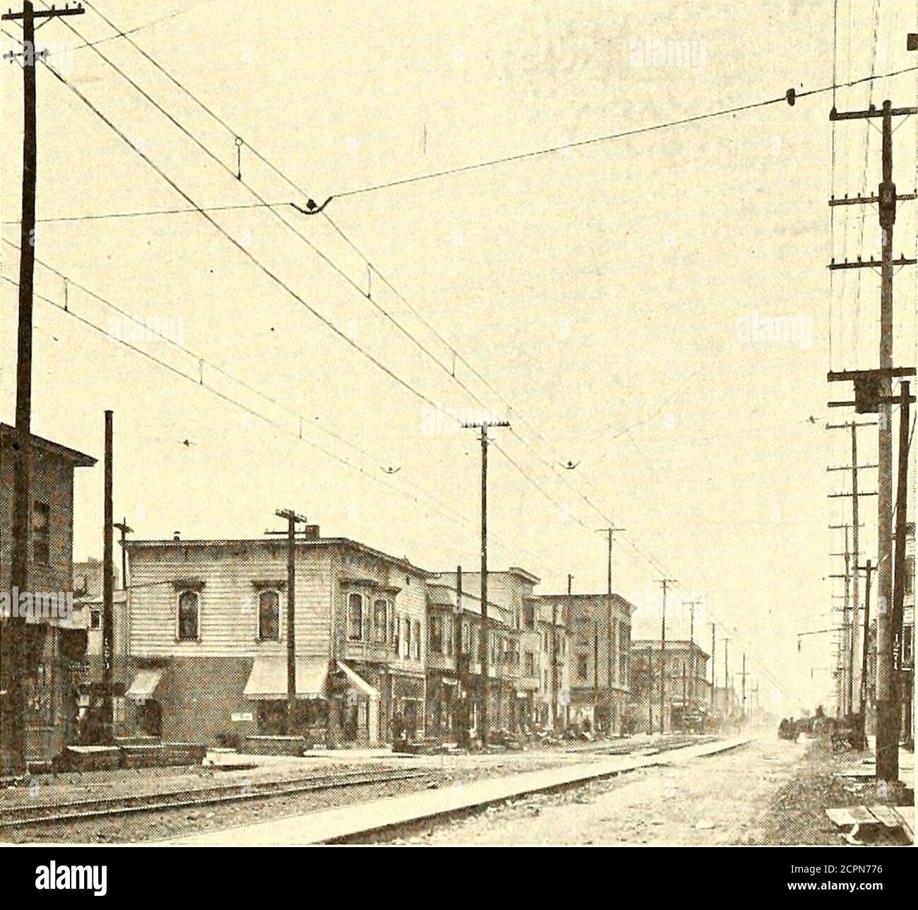 . Elektrische Eisenbahn Zeitschrift . Abb. ig – Southern Pacific 1200-Volt Lines – Center PoleConstruction on Tangent Track in City Streets structioh 30 Fuß lange, aber 34-Fuß-Masten werden für Doppelkarm- und Hilfsmesserkabel-Abschnitte verwendet. POLDETAILS die allgemeine Konstruktion der verschiedenen Arten von Polierarbeiten ist in den Zeichnungen deutlich dargestellt, aber es kann von Interesse sein, weitere Einzelheiten über verschiedene Ausrüstungsdetails zu geben. Abb. 21 – Southern Pacific 1200-Volt Lines – Cross-SpanConstruction on Tangents more than il/2 in. Deflection at the top when tragend aninstalling of the weights notierten. Wann Stockfoto