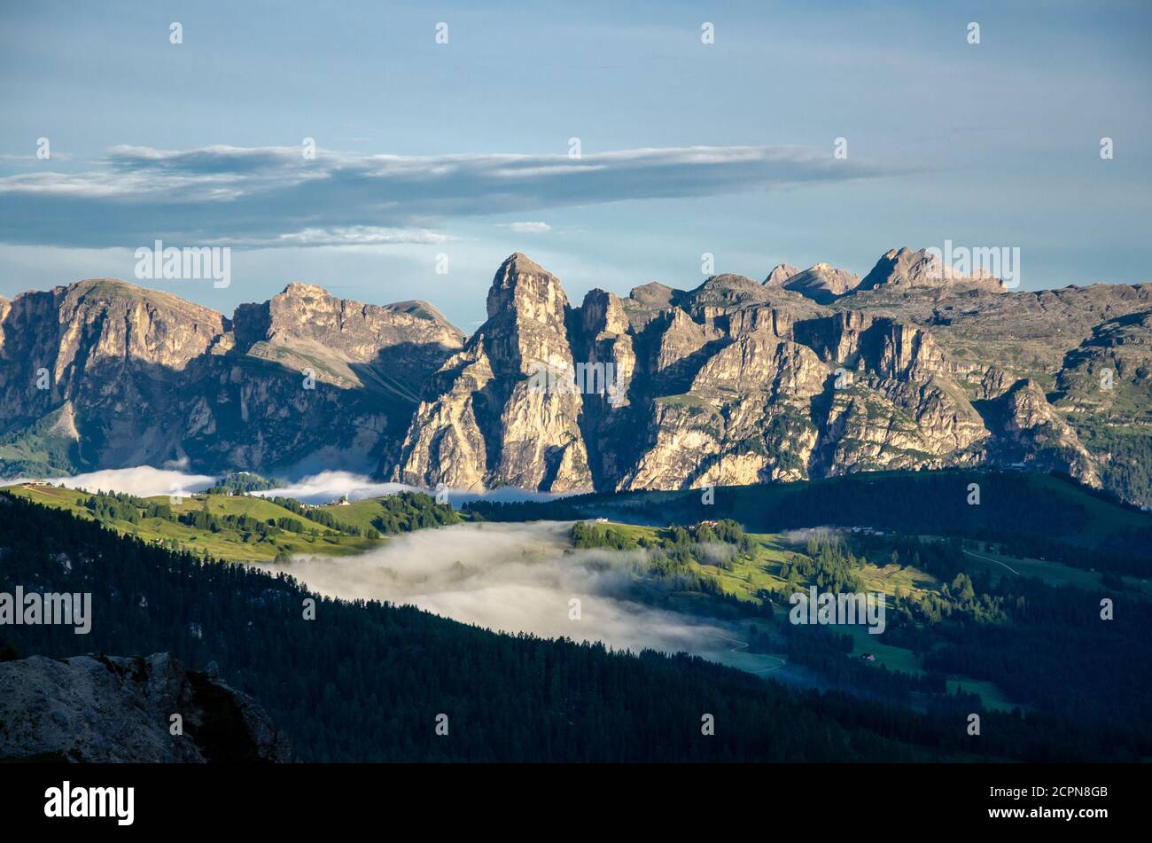 Blickfang von der Alpe di suisi zu Bergkette, malerisch. Seiser Alm oder Seiser Alm mit Langkofel und Langkofel, Südtyr Stockfoto