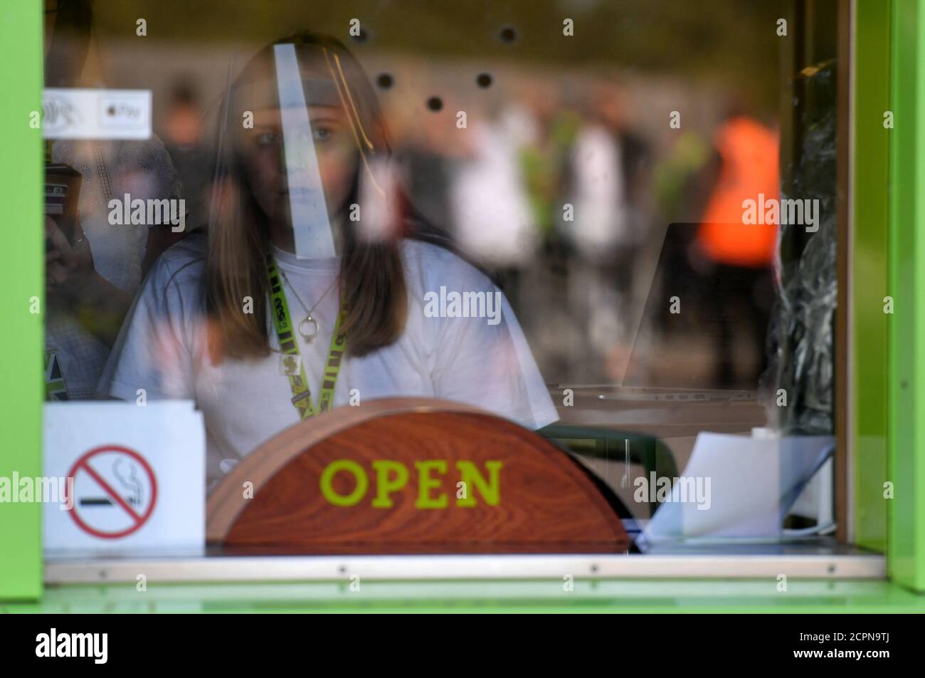 Ticketschalter Mitarbeiter in PPE während der Sky Bet League zwei Spiel im New Lawn, Nailsworth. Stockfoto