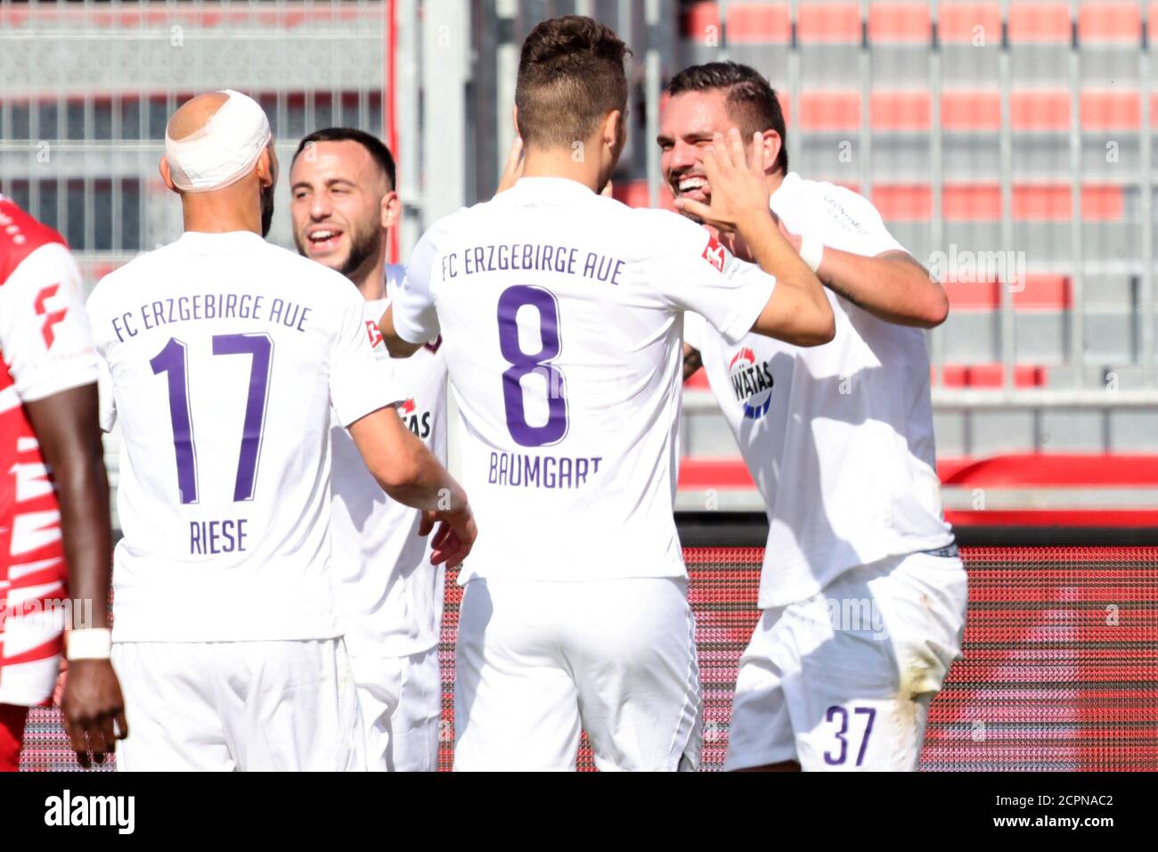 19. September 2020, Bayern, Würzburg: Fußball: 2. Bundesliga, Würzburger Kickers - Erzgebirge Aue, 1. Spieltag, in der Flyeralarm Arena. Tom Baumgart (2. V.l.) aus dem Erzgebirge Aue jubelt mit seinen Kollegen Philipp Riese (l-r), Calogero Rizzuto und Pascal Testroet über sein 0:3-Ziel. Foto: Daniel Karmann/dpa - WICHTIGER HINWEIS: Gemäß den Vorschriften der DFL Deutsche Fußball Liga und des DFB Deutscher Fußball-Bund ist es verboten, im Stadion und/oder aus dem Spiel aufgenommenen Fotografien in Form von Sequenzbildern und/oder videoähnlichen Ausnutzung oder Ausnutzung zu machen Stockfoto