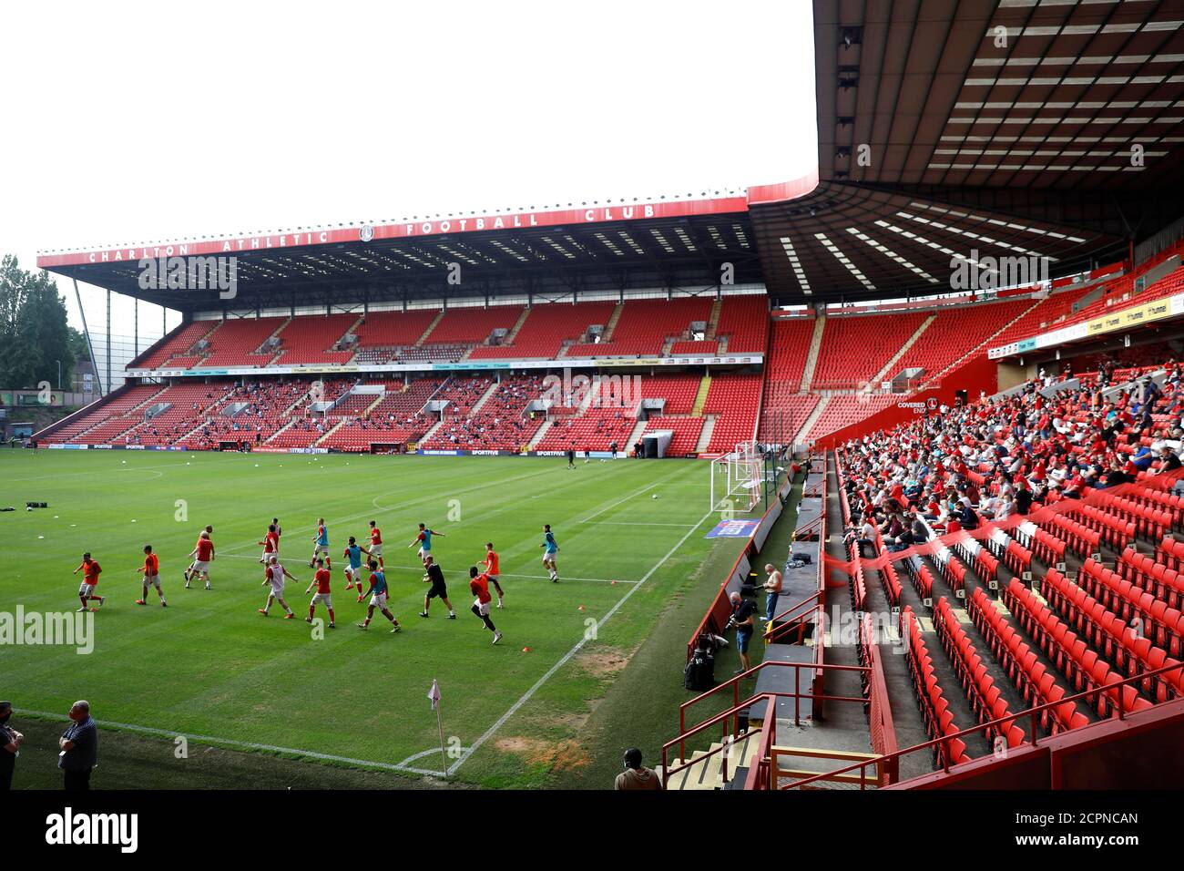 Charlton Athletic Spieler, die sich vor dem Spiel aufwärmen, wo bis zu 1000 Zuschauer erwartet werden, um die Sky Bet League One Spiel im Valley, London zu besuchen. Stockfoto