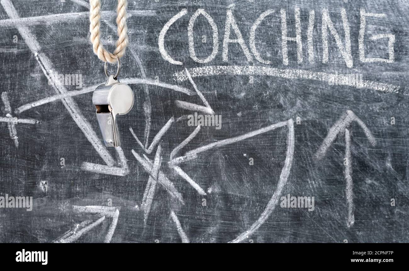 Coaching Symbol oder Konzept, Qualifikation, Weiterbildungskonzept, Pfeife eines Fußballschiedsrichters auf schwarzem Brett Stockfoto