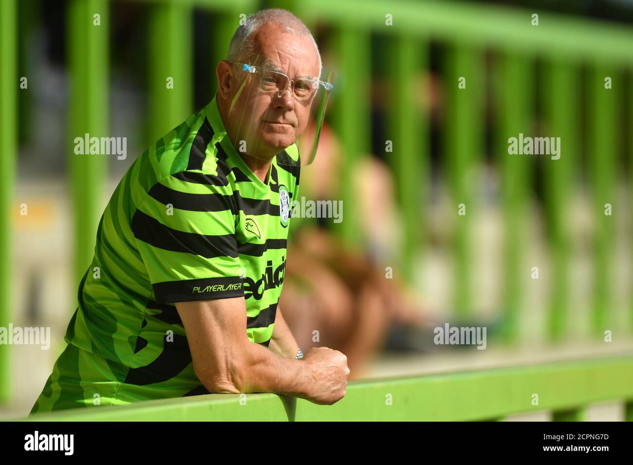 Ein Fan von Forest Green Rovers in den Tribünen mit PSA während des Sky Bet League Two-Spiels im New Lawn, Nailsworth. Stockfoto
