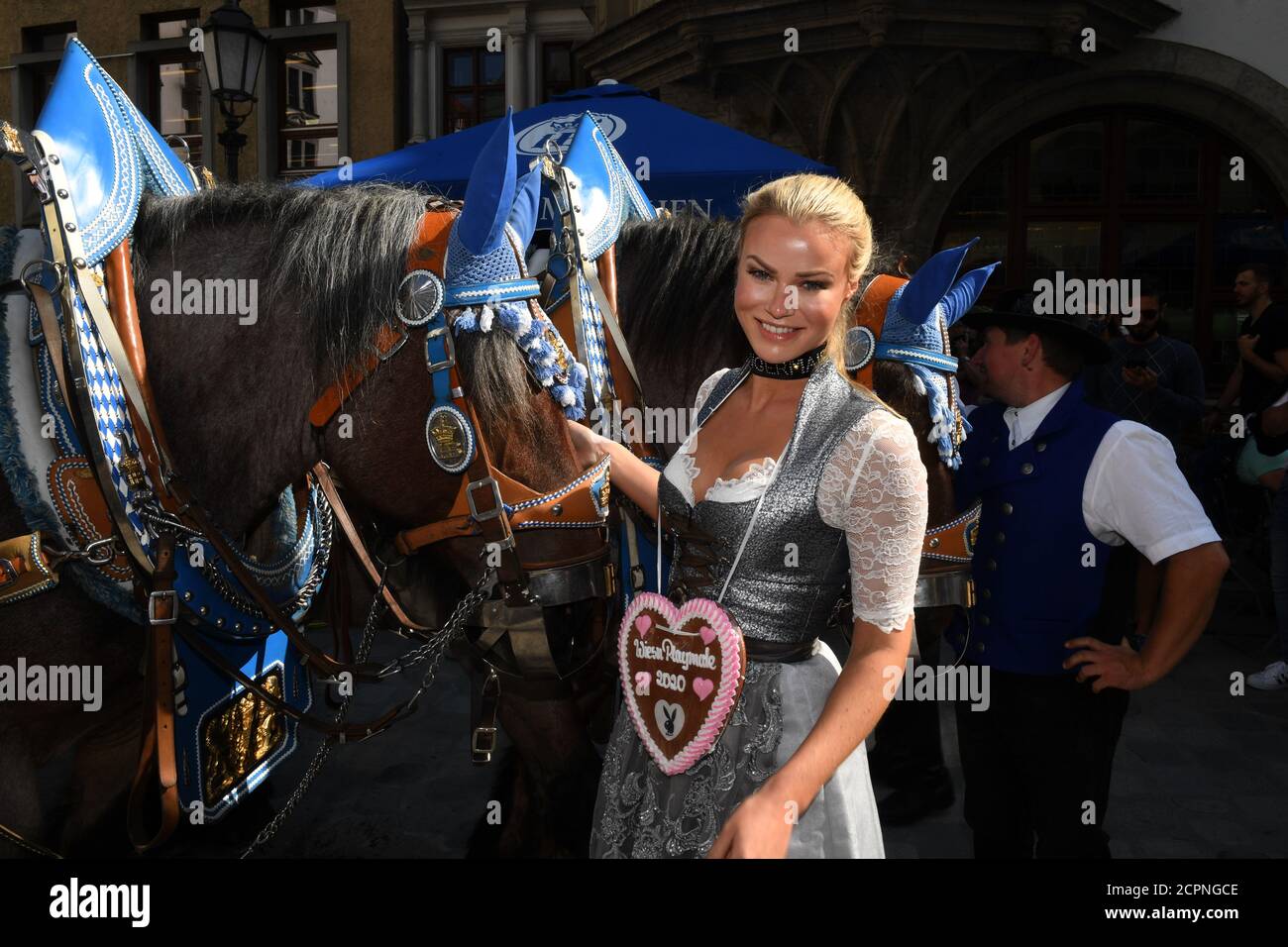 München, Deutschland. September 2020. Der Wiesn-Spielgefährte Natascha Hofmann steht vor Brauereipferden auf dem Platzl vor dem Hofbräuhaus. Trotz der Corona-bedingten Annullierung der Wiesn werden in der Landeshauptstadt Veranstaltungen und Aktionen stattfinden. Quelle: Felix Hörhager/dpa/Alamy Live News Stockfoto