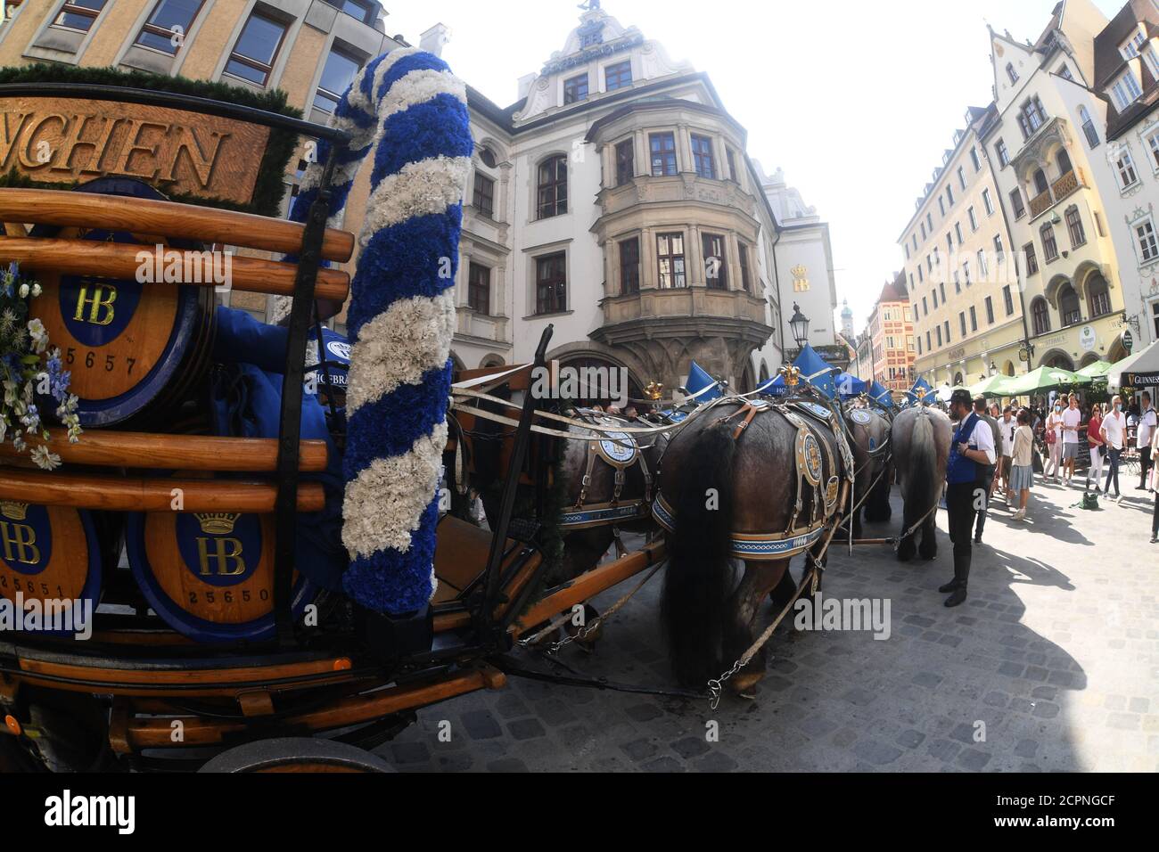 München, Deutschland. September 2020. Vor dem Hofbräuhaus steht ein Brauerteam. Trotz der Absage der Wiesn wegen der Corona finden in der Landeshauptstadt Veranstaltungen und Aktionen statt. Quelle: Felix Hörhager/dpa/Alamy Live News Stockfoto