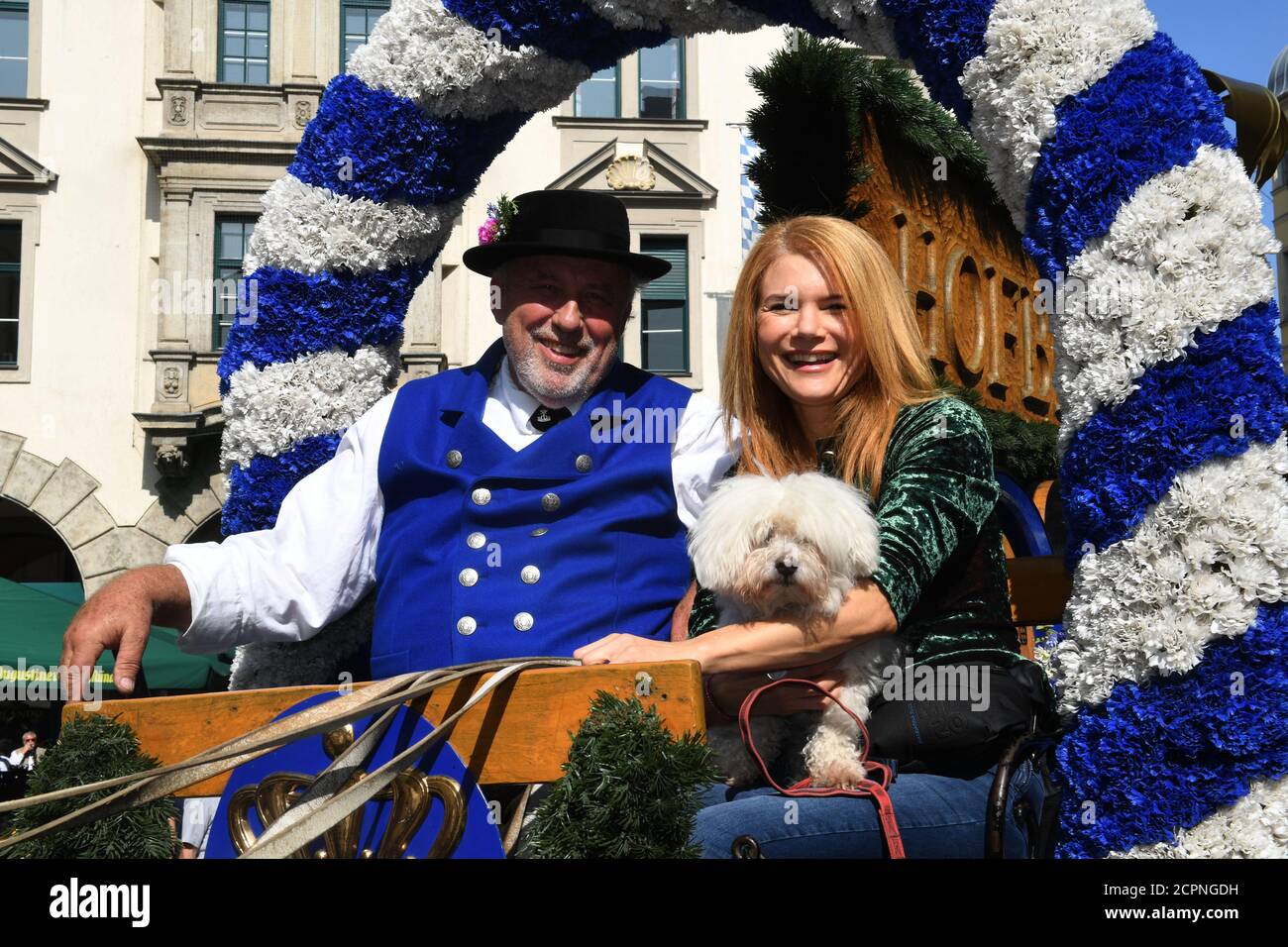 München, Deutschland. September 2020. Der Kutscher Luggi Käser und die Schauspielerin Silke Popp sitzen auf einer Kutschbox eines Brauerteams vor dem Hofbräuhaus. Trotz der Absage der Wiesn wegen der Corona finden Veranstaltungen und Aktivitäten in der Landeshauptstadt statt. Quelle: Felix Hörhager/dpa/Alamy Live News Stockfoto