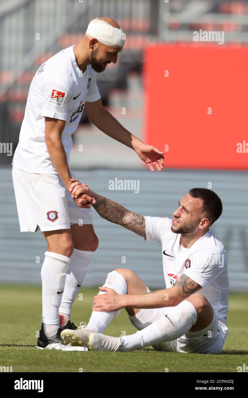 19. September 2020, Bayern, Würzburg: Fußball: 2. Bundesliga, Würzburger Kickers - Erzgebirge Aue, 1. Spieltag, in der Flyeralarm Arena. Philipp Riese (l.) und Calogero Rizzuto aus dem Erzgebirge Aue jubeln nach dem Schlusspfiff um den Sieg. Foto: Daniel Karmann/dpa - WICHTIGER HINWEIS: Gemäß den Vorschriften der DFL Deutsche Fußball Liga und des DFB Deutscher Fußball-Bund ist es verboten, im Stadion und/oder aus dem Spiel aufgenommenen Fotografien in Form von Sequenzbildern und/oder videoähnlichen Fotoserien zu nutzen oder auszunutzen. Stockfoto