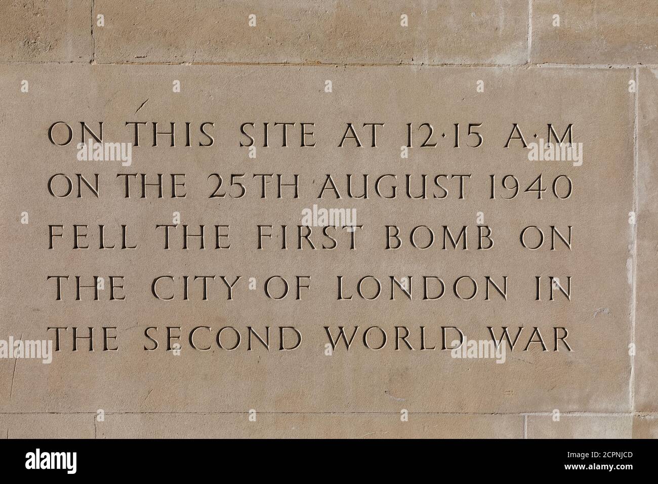 England, London, City of London, The Barbican, Fore Street, Stone Marker auf dem Gelände der ersten Bombe, die im zweiten WOR auf die City of London fiel Stockfoto