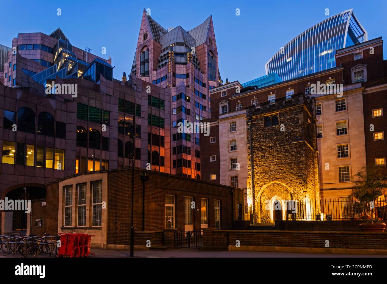 England, London, City of London, Mark Lane, Tower of All Hallows Staining Church und City Skyline Stockfoto