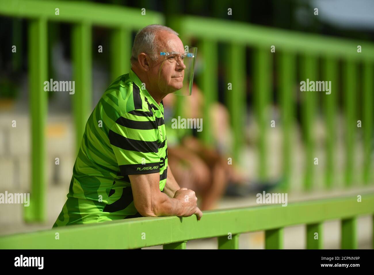 Ein Forest Green Rovers Fan in den Ständen trägt PSA vor dem Sky Bet League Two Spiel auf dem New Lawn, Nailsworth. Stockfoto