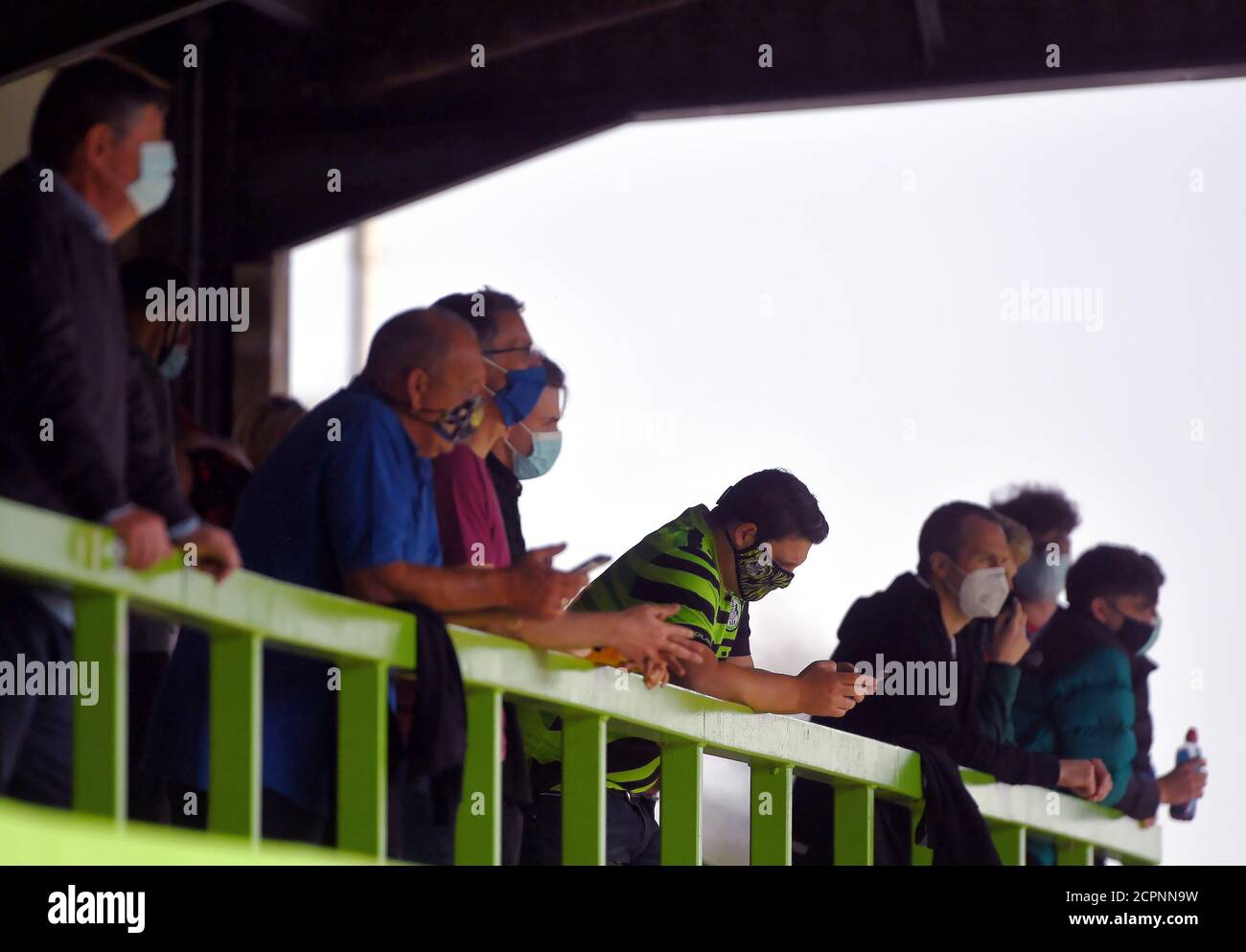 Forest Green Rovers Fans in den Tribünen tragen PPE vor dem Sky Bet League Two Spiel im New Lawn, Nailsworth. Stockfoto