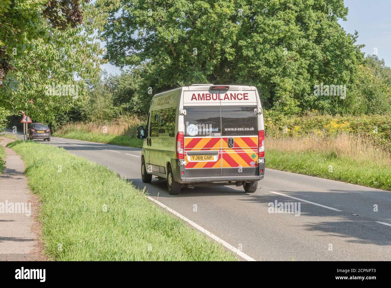 Private Miete Krankenwagen / Notarztpersonal auf Landstraße in Cornwall, Großbritannien. Für Rettungsdienste in Großbritannien, private Medizin. Stockfoto