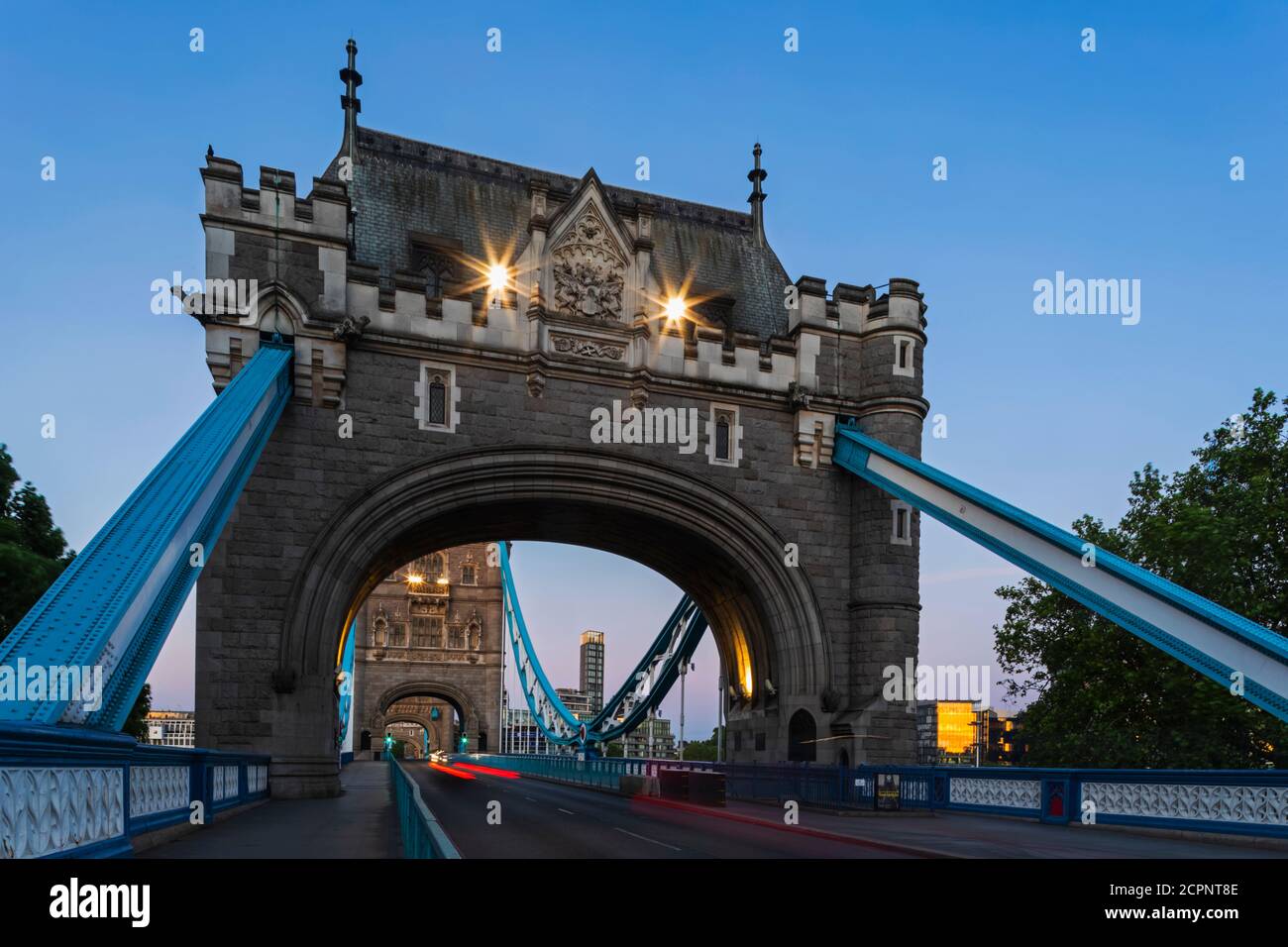 England, London, Tower Bridge mit leerer Straße bei Tag Stockfoto