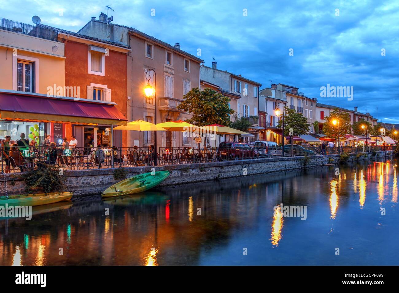 Nacht Szene in Das kleine und charmante Dorf L'Isle-sur-la-Sorgue in der Nähe Avignon in Frankreich. Stockfoto