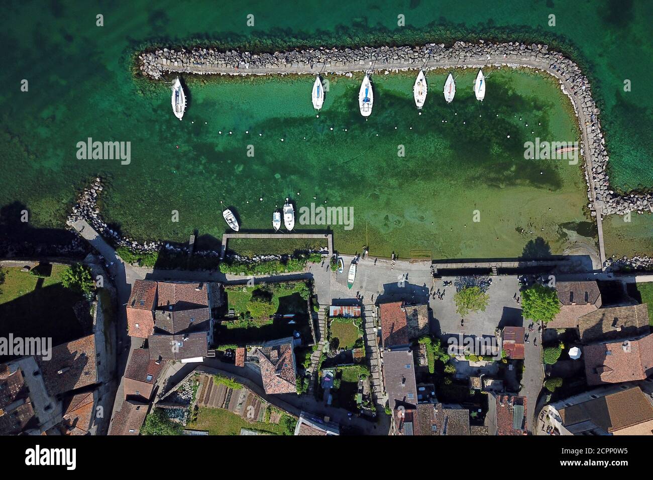 Luftaufnahme eines kleinen historischen Hafens in Yvoire, Frankreich am Genfer See (Leman) Stockfoto