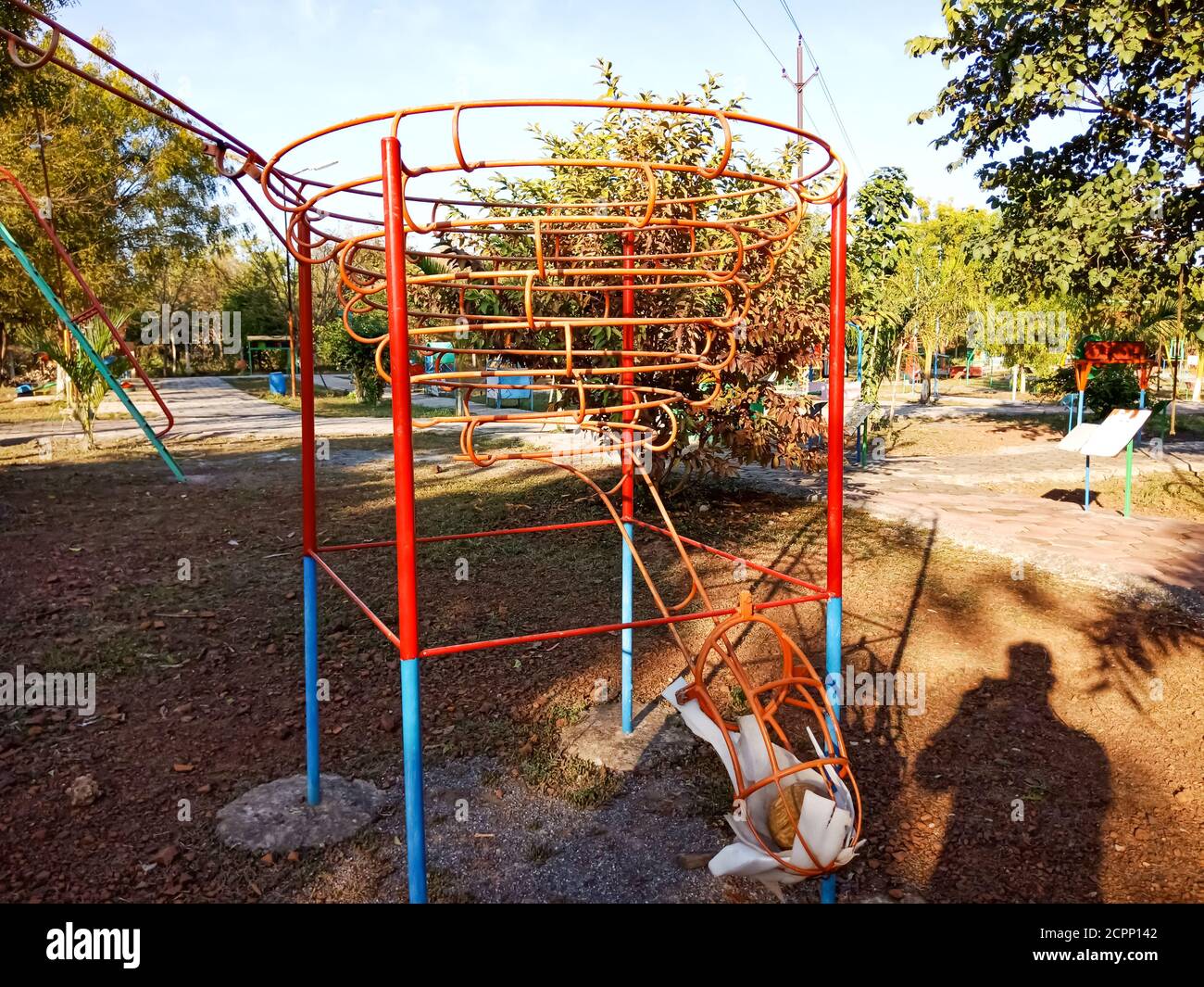 DISTRIKT KATNI, INDIEN - 23. JANUAR 2020: Ein indischer Wissenschaftslehrer präsentiert Loop the Loop Theorie Konzept im Educational Park. Stockfoto