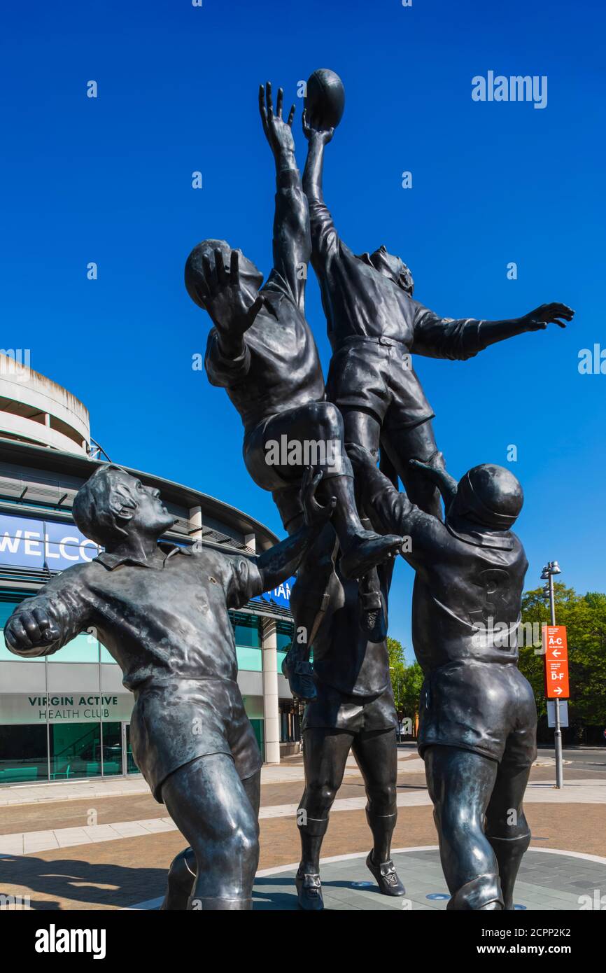 England, London, Twickenham, Twickenham Rugby Stadium, Rugby Line-Out Skulptur von Gerald Laing datiert 2010 Stockfoto