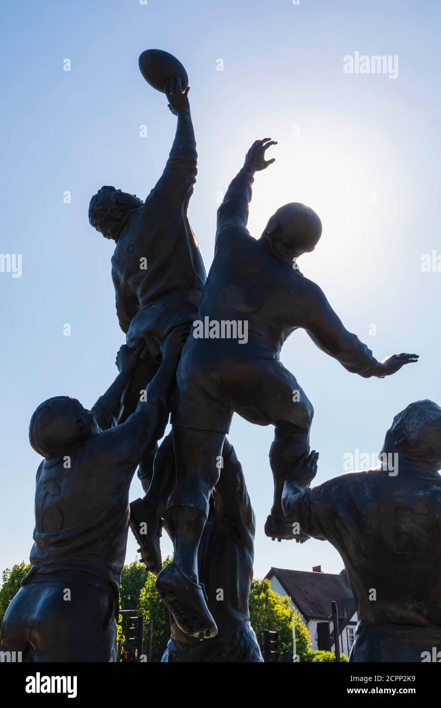 England, London, Twickenham, Twickenham Rugby Stadium, Rugby Line-Out Skulptur von Gerald Laing datiert 2010 Stockfoto
