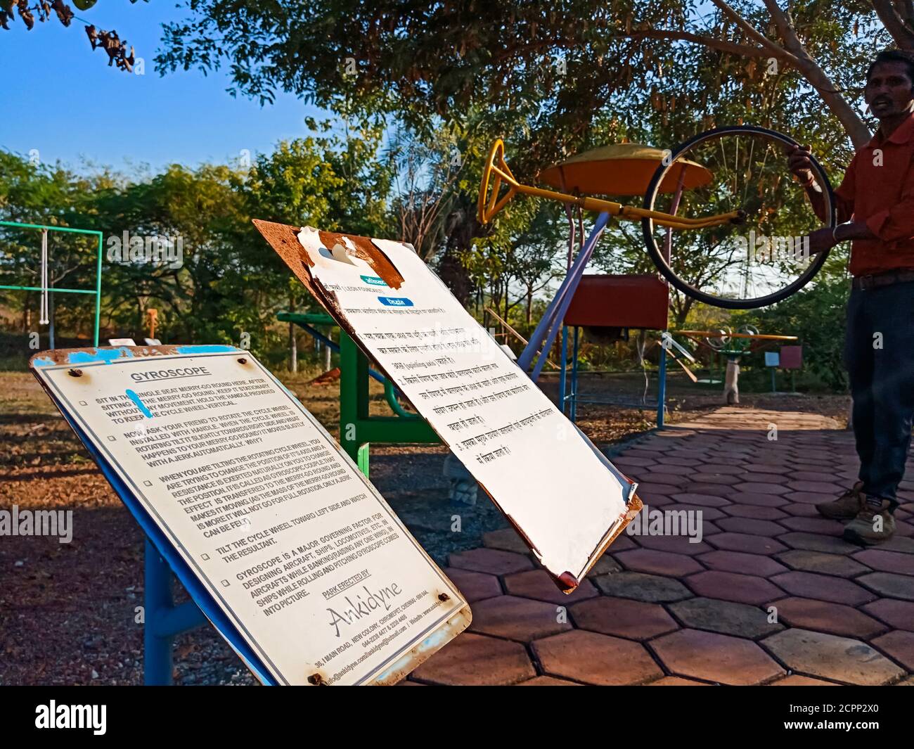 BEZIRK KATNI, INDIEN - 23. JANUAR 2020: Ein asiatischer männlicher Wissenschaftslehrer präsentiert Gyroskop-Theorie-Konzept im pädagogischen Park. Stockfoto