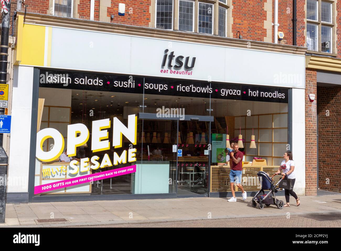Das itsu Café (japanische Küche) in der Sidney Street, Cambridge, Cambridgeshire, Großbritannien. Stockfoto