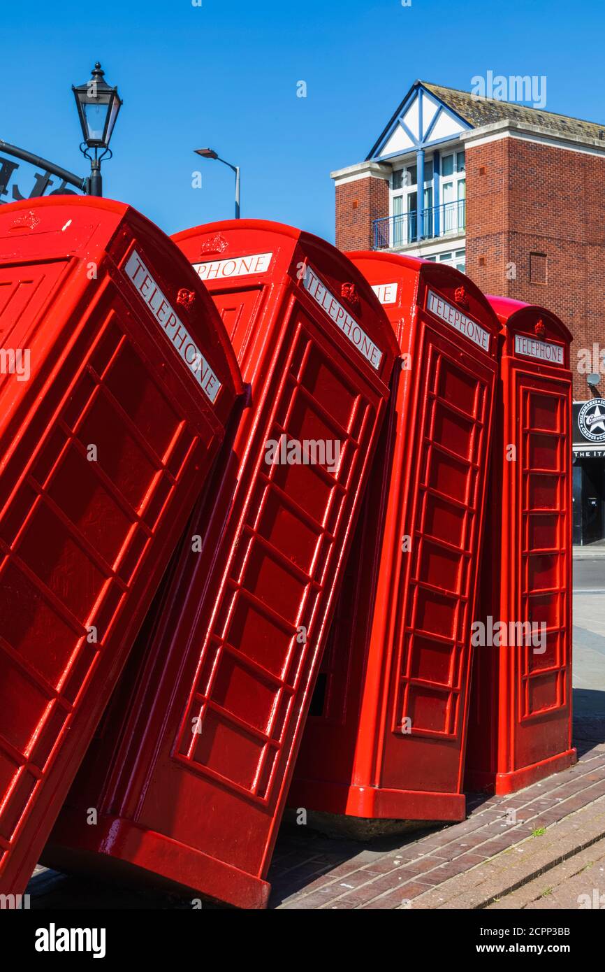 England, London, Kingston-upon-Thames, Skulptur aus Dis-gebrauchten Telefonboxen mit dem Titel "außer Ordnung" von David Mach Stockfoto