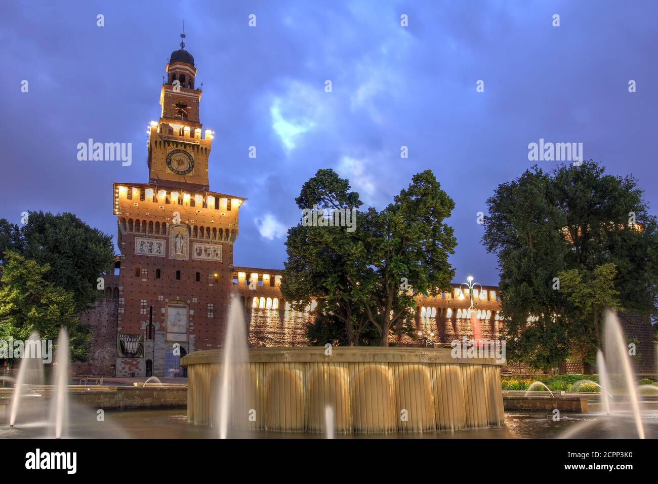 Schloss Sforza (Castello Sforzesco) in Mailand, Italien bei Nacht und der Brunnen davor. Stockfoto