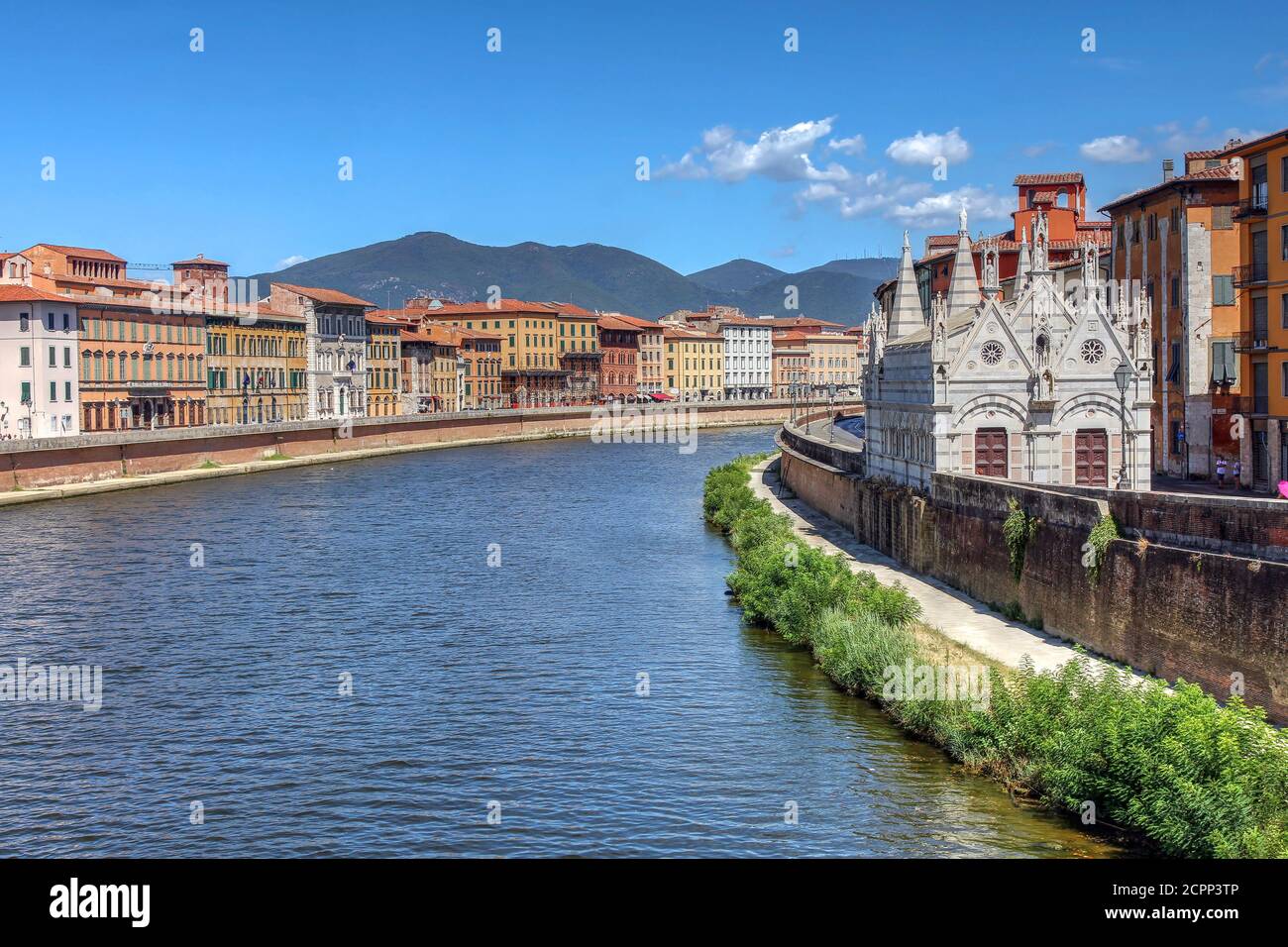 Szene entlang des Arno in Pisa, Italien, mit dem gotischen Wunder Santa Maria della Spina, einer kleinen Kirche, die von einer Brücke gebaut wurde, die es nicht gibt Stockfoto