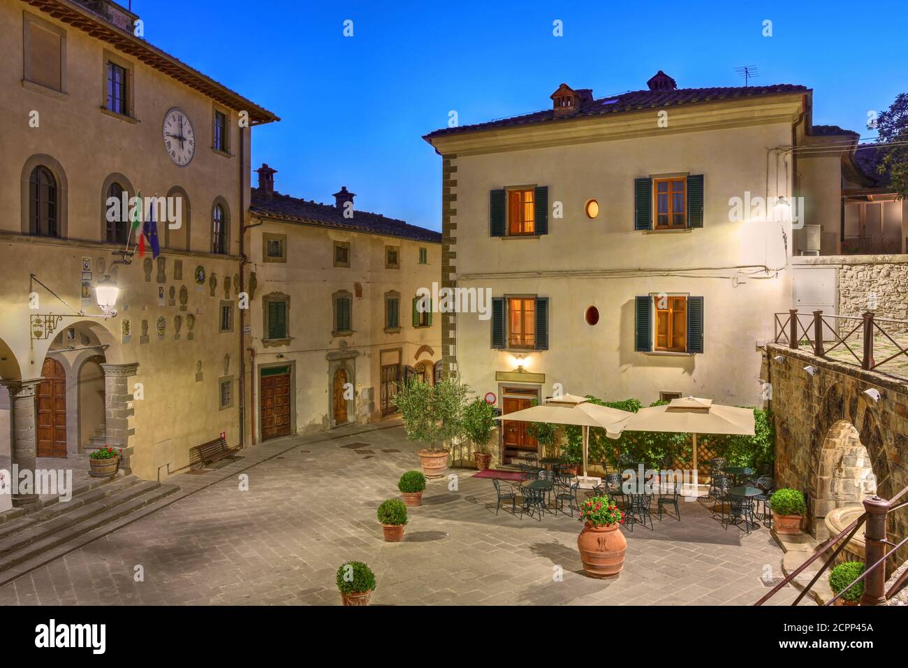 Nachtaufnahme auf dem zentralen Platz der kleinen Stadt Rada di Chianti, Gemeinde der Weinbauregion Chianti in der Provinz Siena, Toskana, Stockfoto