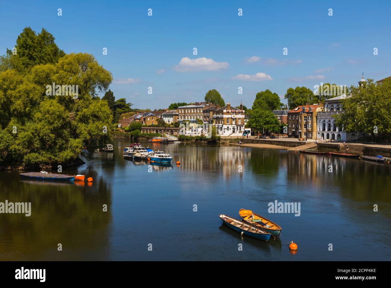 England, London, Richmond, Blick auf die Themse und Richmond Skyline von der Richmond Bridge Stockfoto