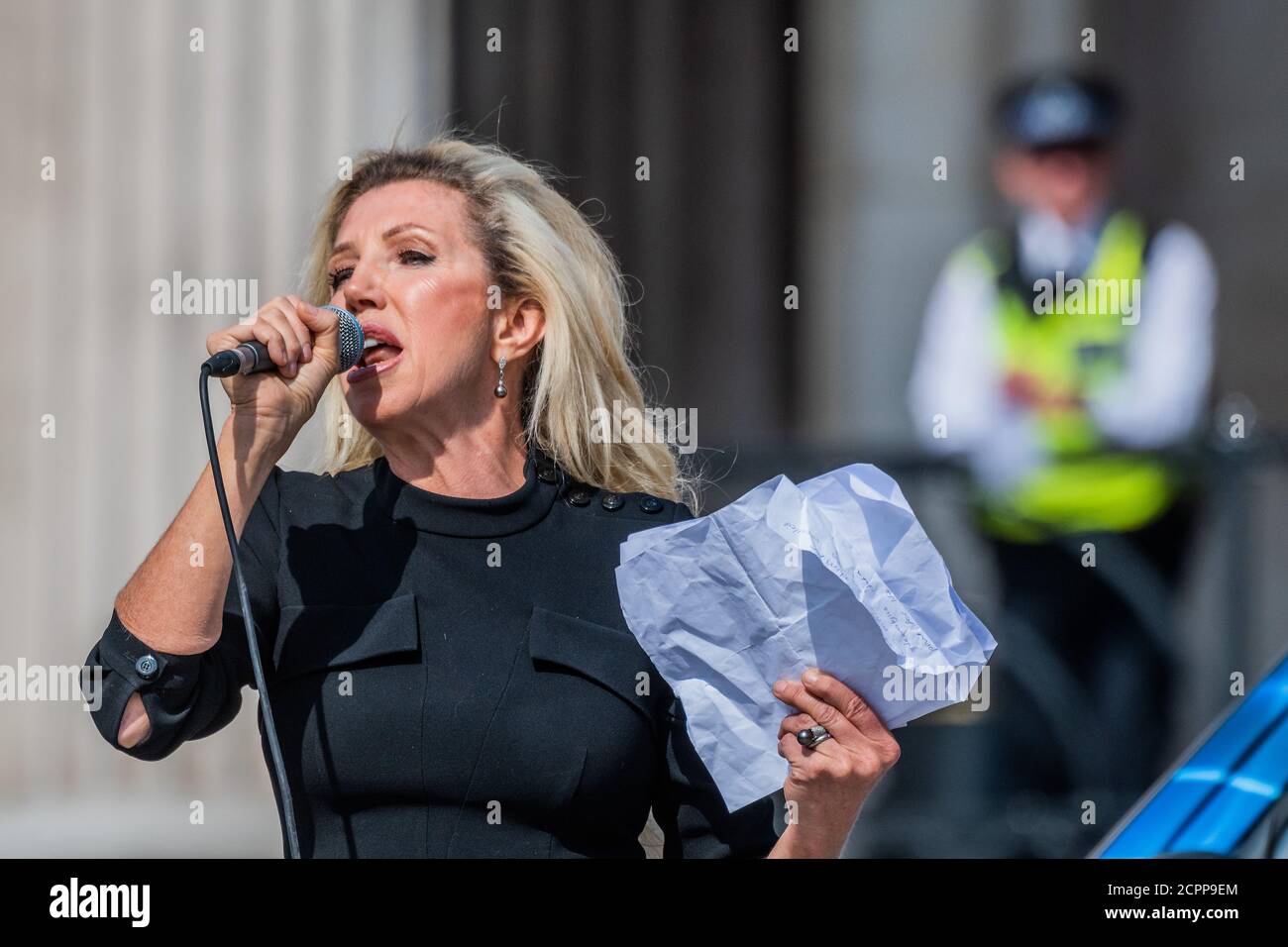 London, Großbritannien. September 2020. Kate Shemirani auf der provisorischen Bühne - Covid Verschwörungs Protest, gegen Impfungen und andere Fragen, auf Trafalgar Square. Eine der Anführer der Anti-Impfbewegung ist Kate Shemirani, eine suspendierte Krankenschwester, die „die Einschränkungen der öffentlichen Gesundheit mit dem Holocaust verglichen hat“. Sie beschuldigen 5G auch für die Probleme und fragen, ob die ganze covid Pandemie ein Schwindel ist, um die Menschen zu kontrollieren. Kredit: Guy Bell/Alamy Live Nachrichten Stockfoto