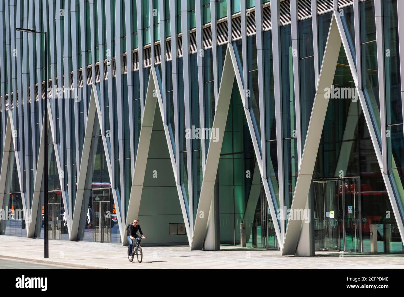 England, London, Westminster, Victoria, das Nova Building, wurde 2017 zum hässlichsten Gebäude Großbritanniens gekürt Stockfoto