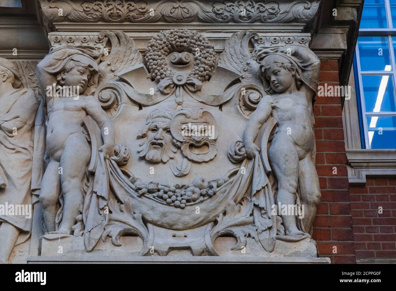 England, London, City of London, University of London College Building, Skulptur über Haupteingang Stockfoto