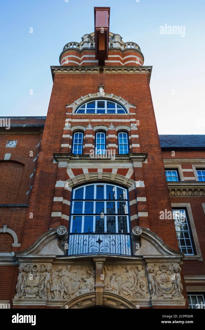 England, London, City of London, University of London College Building, Eingang und Uhrturm Stockfoto