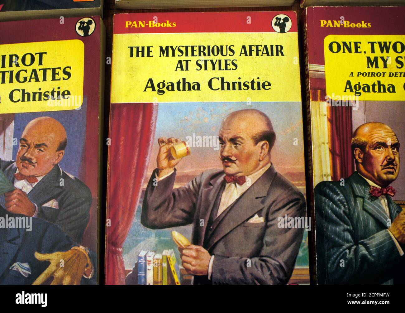 Gebrauchte Vintage Agatha Christie Taschenbücher. Pan Bücher 50er Jahre Covers featuring.Poirot. Die geheimnisvolle Affäre bei Styles. 100. Jahrestag 2020.. Stockfoto