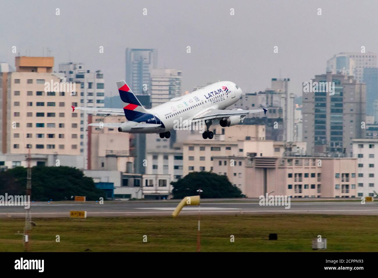 Airbus A319-100 von LATAM Airlines Brasil. Vom Flughafen Congonhas, São Paulo, Brasilien. Stockfoto