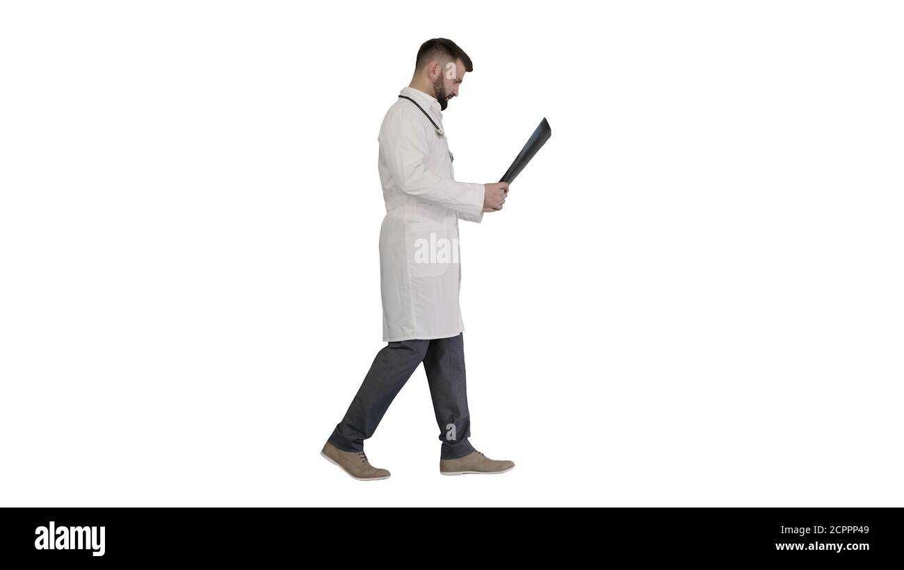 Arzt zu Fuß und Blick auf Röntgenbild der Lunge Ein Stockfoto