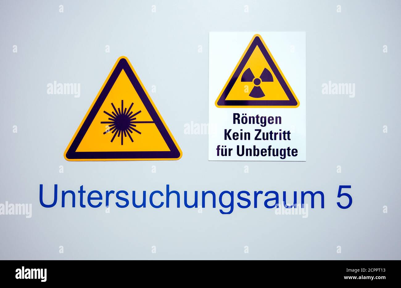 Essen, Nordrhein-Westfalen, Deutschland - Krankenhaus. Roentgen kein unberechtigter Zugriff. Warnung vor Röntgenstrahlen an der Tür des Untersuchungsraums 5. Stockfoto