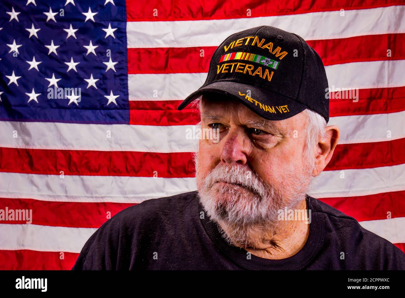 Alter Vietnam Veteran Schaut Weg Mit Amerikanischer Flagge Hintergrund Stockfoto