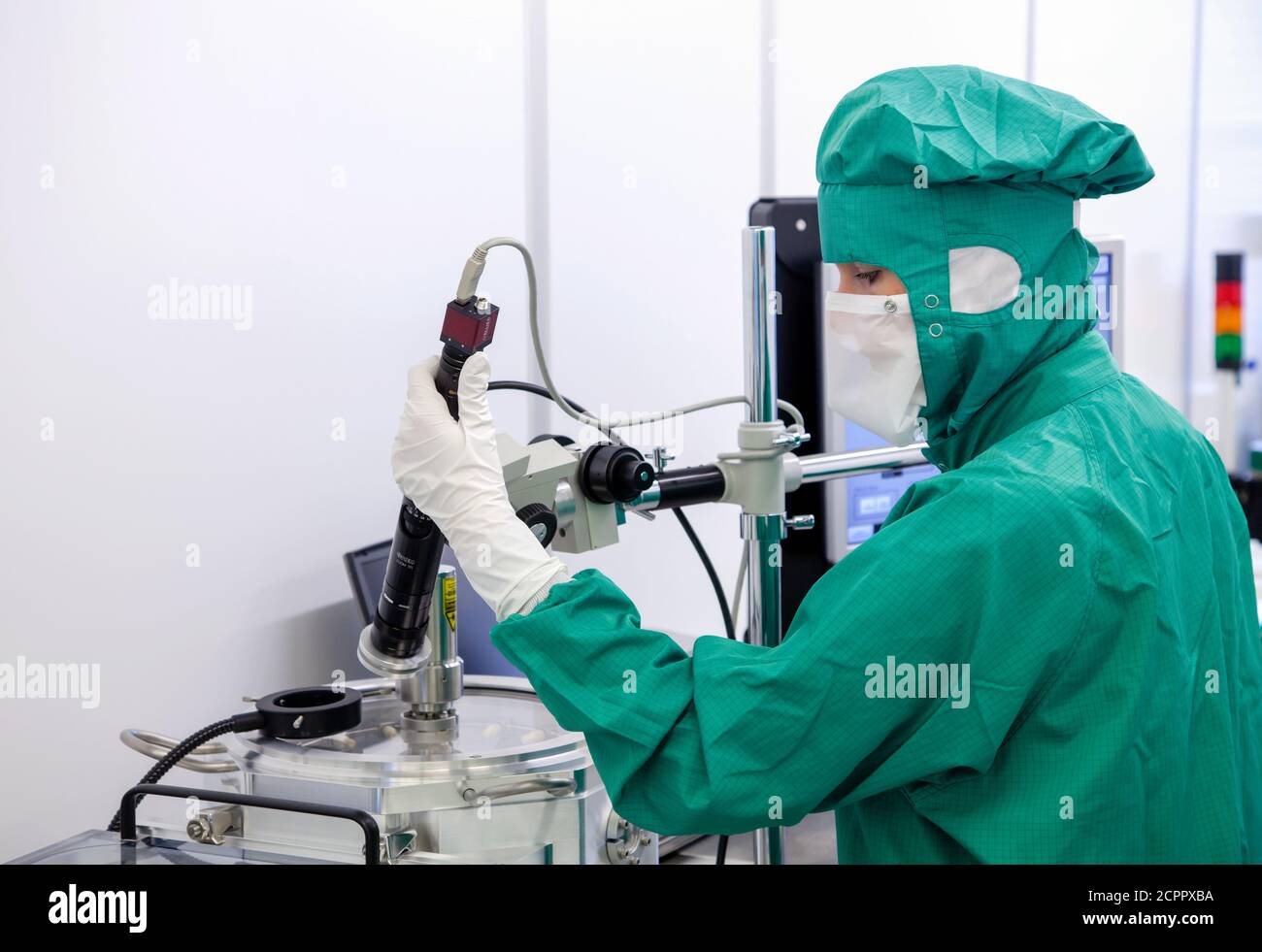 Duisburg, Nordrhein-Westfalen, Deutschland - Hochtechnologie im Ruhrgebiet. Im Reinraum des Fraunhofer-Instituts arbeitet ein Mikrotechnologe Stockfoto
