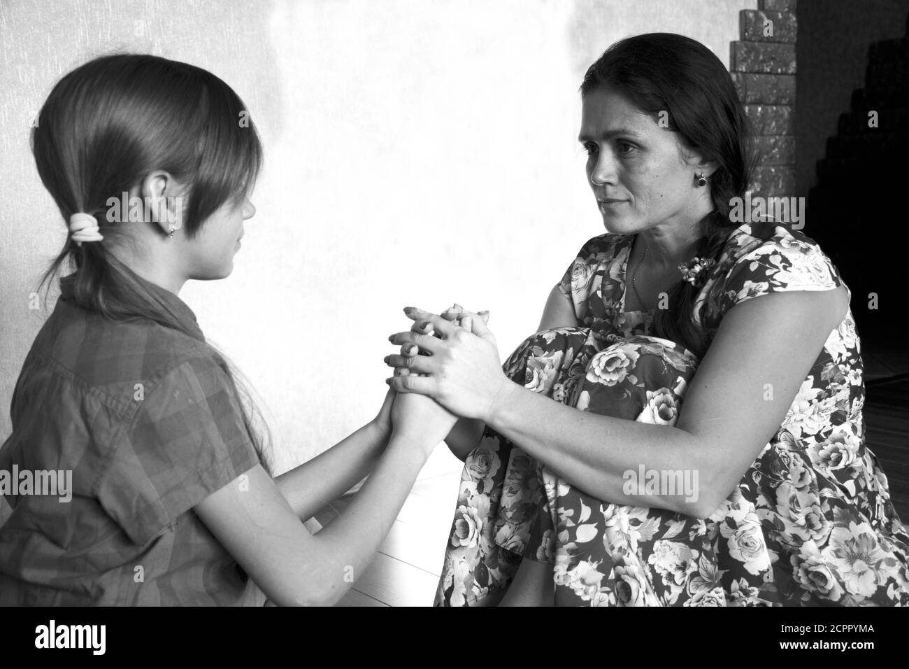 Die Tochter wird von der Mutter beleidigt. Der Streit der Tochter mit der Mutter.Mutter und Tochter streiten und ärmchen sich gegenseitig. Stockfoto