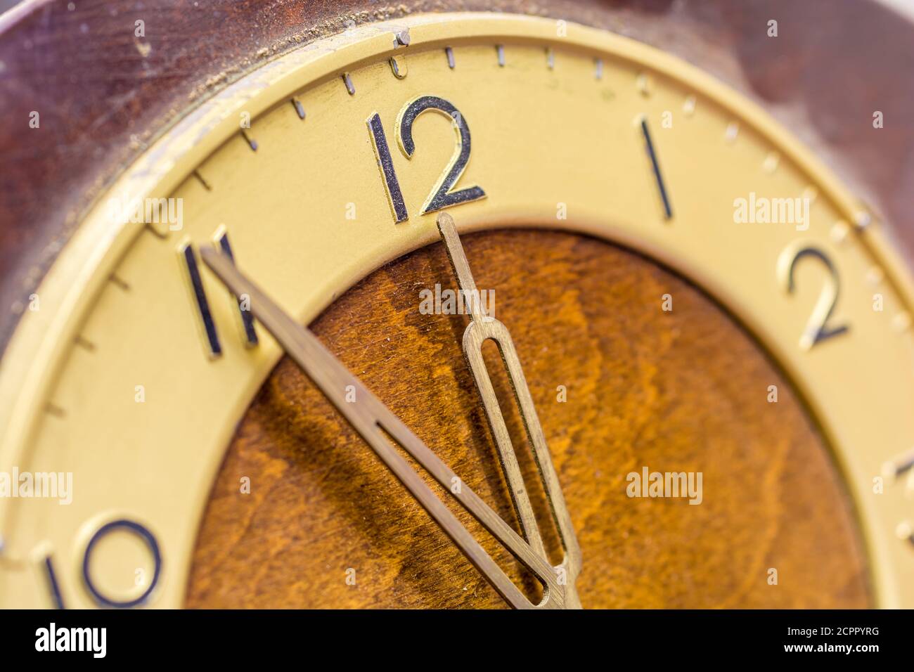 Alte antike Uhr, die 5 bis 12 anzeigt Stockfoto