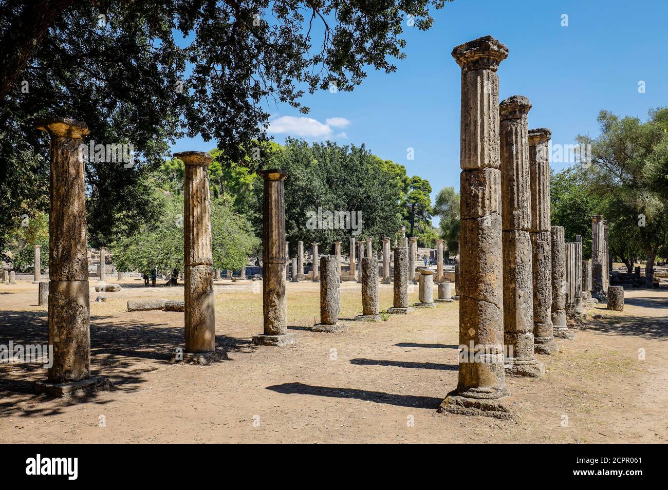 Olympia, Elis, Peloponnes, Griechenland - das antike Olympia, hier Kolonnaden mit dorischen Säulen aus der Palaestra Ringschule. Stockfoto