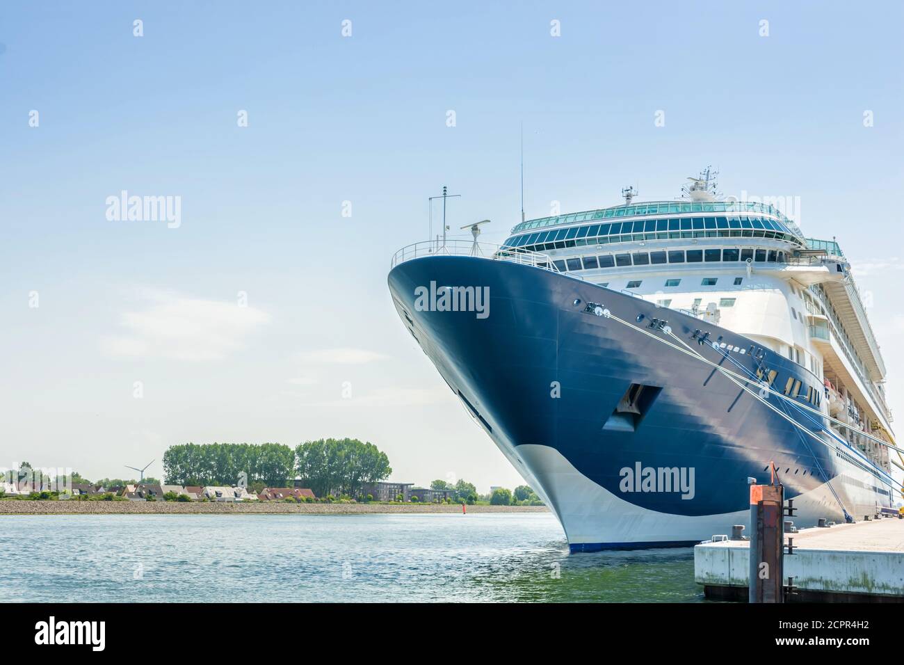 Großes Passagierschiff liegt am Check-in im Hafen Stockfoto